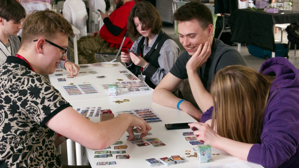 Osoby przy stole uczące się hanafudy