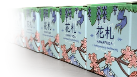 Rząd pudełek z kartami hanafuda z ilustracjami Luizy Kwiatkowskiej