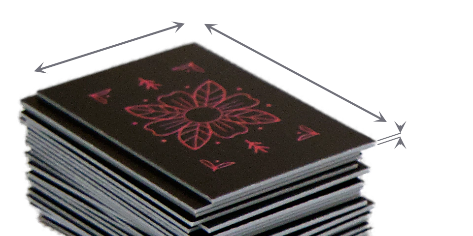 Karty ułożone w stosik, ze strzałkami pokazującymi szerkość, wysokość i grubość pojedynczej karty